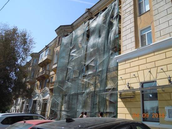 Из списка культурного наследия: в волгоградском доме с башней на 70% обновили фасад и кровлю