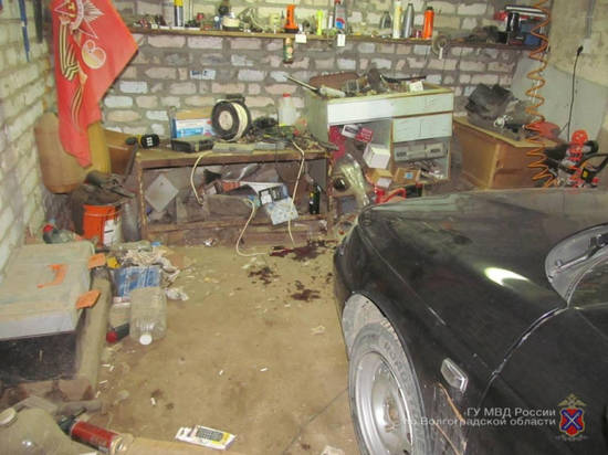 В гараже автомобиль ВАЗ без водителя наехал на 34-летнюю волгоградку