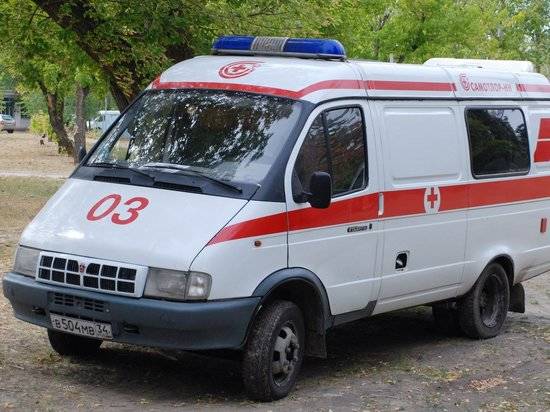 На юге Волгограда на остановке общественного транспорта сбили девушку