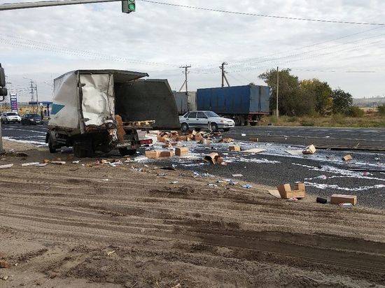В Волгограде после ДТП на дорогу вылились сотни литров молока