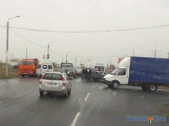 На объездной дороге Волжского столкнулись маршрутка, КамАЗ и легковушка
