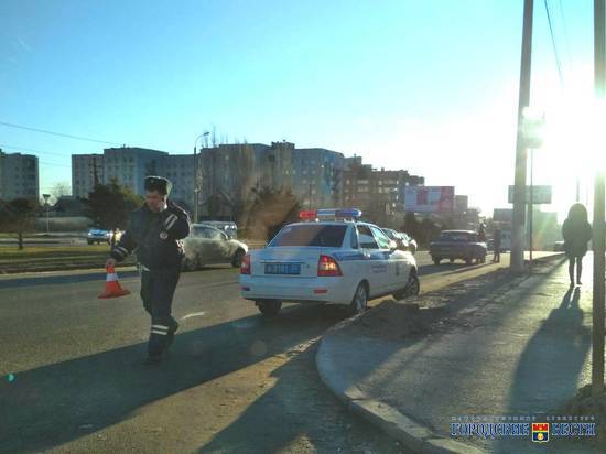 В лобовом столкновении легковушек на юге Волгограда пострадали  три человека