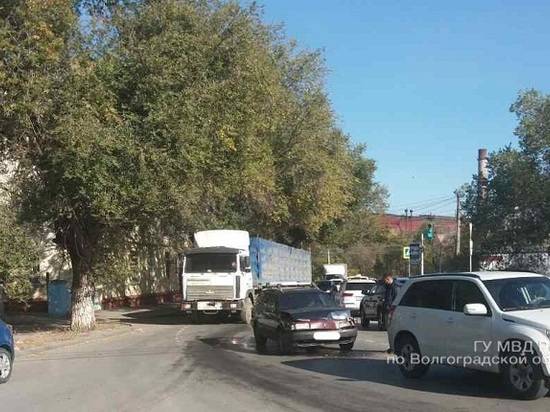 В Волгограде москвич на иномарке снес припаркованную машину