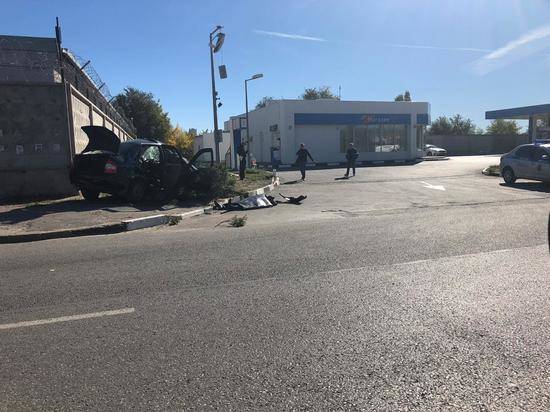 В центре Волгограда Lada Kalina врезалась в бетонный забор: водитель погиб
