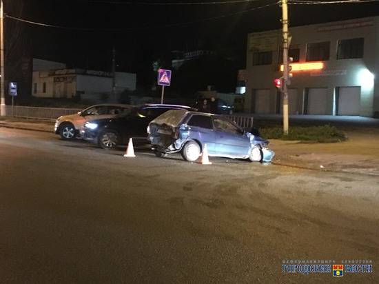На севере Волгограда произошло тройное ДТП: есть пострадавшие