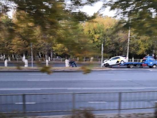 На западе Волгограда машина «Яндекс.Такси» врезалась в дерево