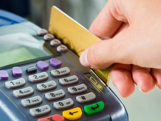 Молодой волгоградец нашел чужую карточку и расплатился ей за баню и продукты