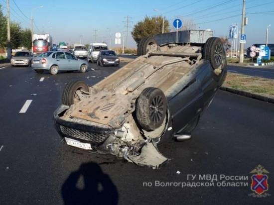 Под Волгоградом водитель, лишенный прав за пьянку, перевернулся во время гонок с полицией