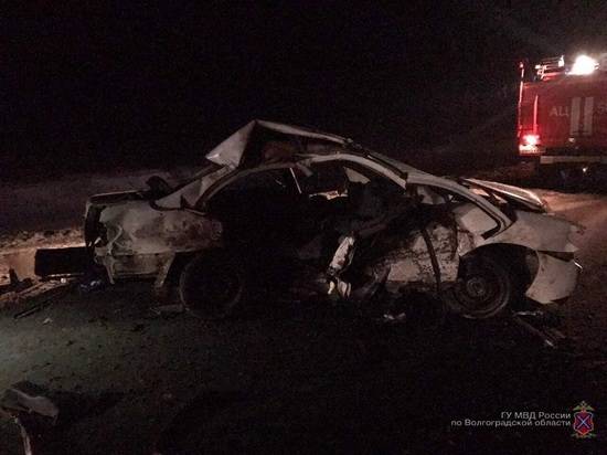 Под Урюпинском «пятнадцатая» врезалась в КамАЗ на обочине: один погиб