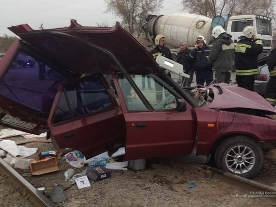 В чудовищном ДТП в Волжском погиб водитель Skoda Felicia