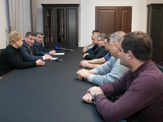 В Волгограде Андрей Бочаров встретился с работниками «Красного Октября»