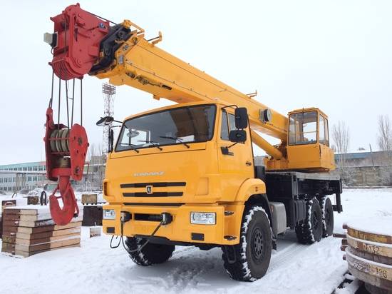 Как только возобновил работу: в Камышине завод выпустил новый 25-тонный кран