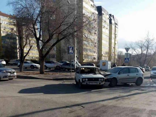 Автоледи без прав в Волгограде спровоцировала ДТП с пострадавшим
