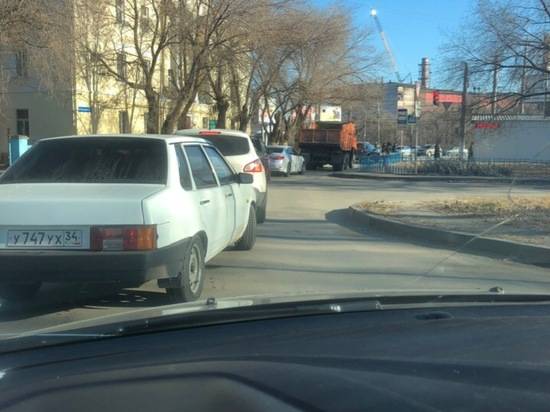 На севере Волгограда сломавшийся КамАЗ собирает пробку
