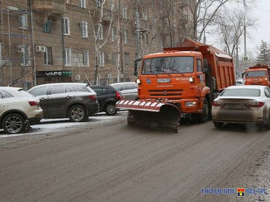 В Волгограде дороги и улицы от снега чистят 70 спецмашин