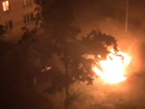 На юге Волгограда во дворе жилого дома ночью сгорела «девяносто девятая»