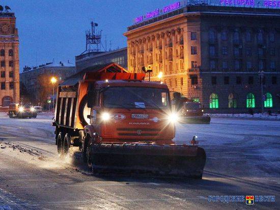 За ночь на дороги Волгограда высыпали 320 тонн песка и соли