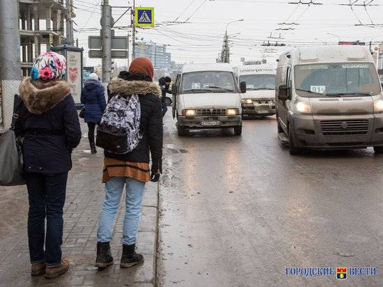 В центре Волгограда в переполненной маршрутке упала пожилая женщина