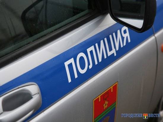 В Волгограде водитель фуры уронил торговый павильон прямо на дорогу