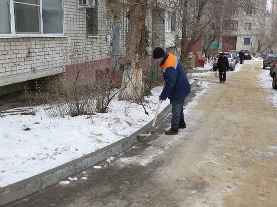Волгоградские коммунальщики круглосуточно посыпают дворы и тротуары
