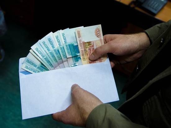 В Палласовке 34-летний алиментщик пытался дать взятку приставу