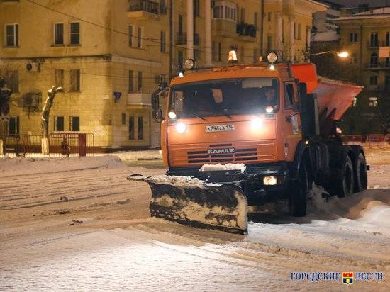 На подмогу: из-за снегопада на дороги Волгограда вышла дополнительная спецтехника