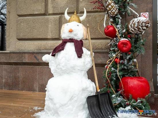 Дух футбола и Нового года: Волгоград украшает снежный викинг