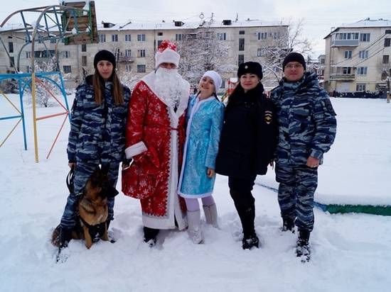 «Полицейский Дед Мороз» навестил семьи в Тракторозаводском районе