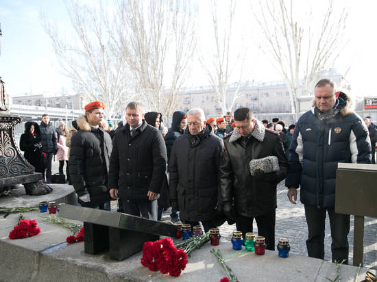 В память о жертвах теракта на ж/д вокзале Волгограда зажгли 18 лампад