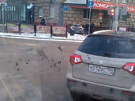 В центре Волгограда иномарка вылетела на тротуар и врезалась в «сталинку»