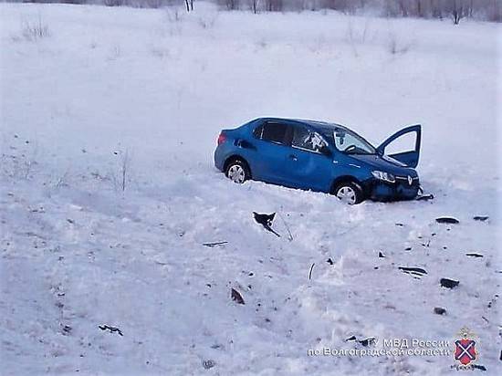 В Быковском районе «Логан» улетел в кювет