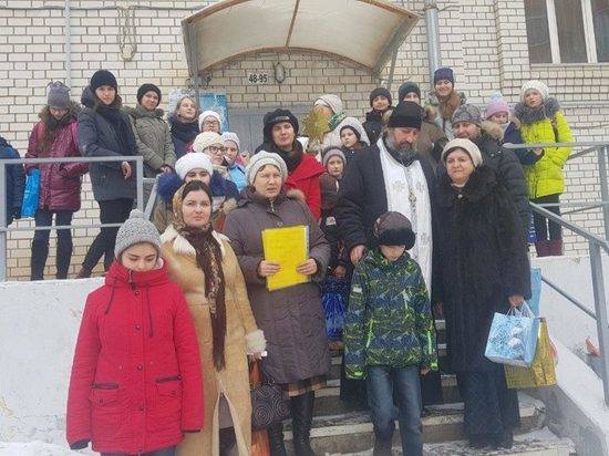 В Волгограде христославы рассказали о Рождестве и раздали сладости