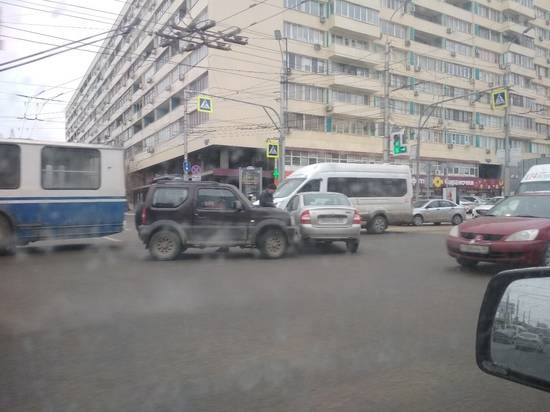 В центре Волгограда ДТП с Priora и Suzuki собирает пробку
