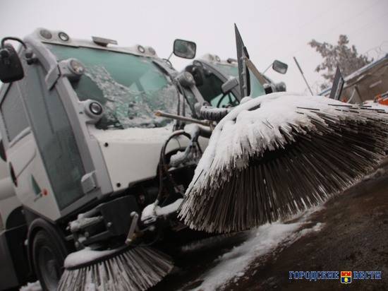 За ночь на дорогах Волгограда собрали 800 кубов снега