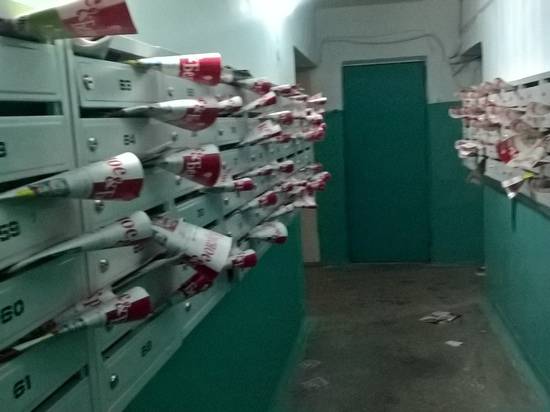 Многоэтажки в центре Волгограда засыпали рекламой алкомаркета