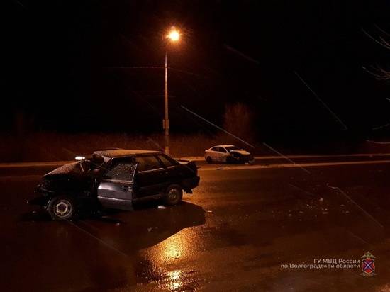 В Волгограде водителю ВАЗа стало плохо за рулем: двое в больнице