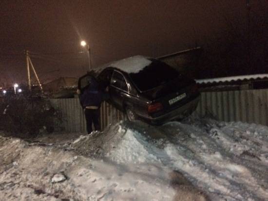 Пьяный волгоградец на BMW врезался в сарай и угрожал полицейскому пистолетом