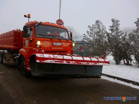 250 единиц техники чистили и обрабатывали дороги Волгоградской области