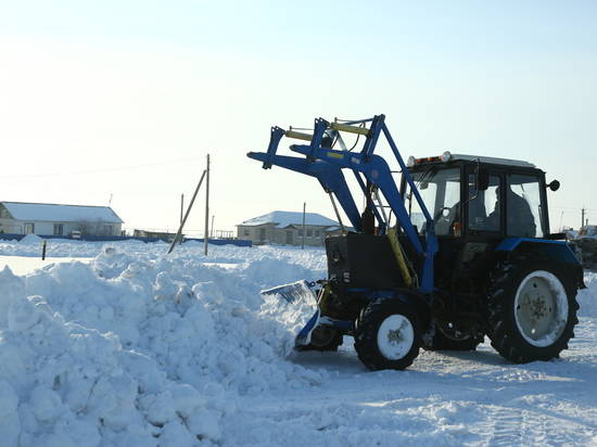 С последствиями снегопада в Волгоградской области борются 195 снегоуборочных машин