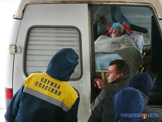 Волгоградские спасатели сняли с окна неадекватную девушку и передали ее врачам