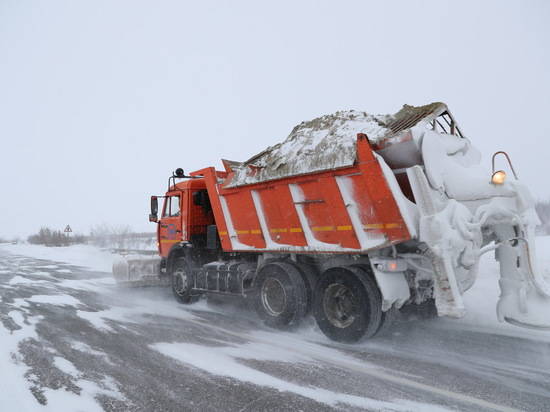 Дорожники круглосуточно расчищают от снега трассы в Волгоградской области