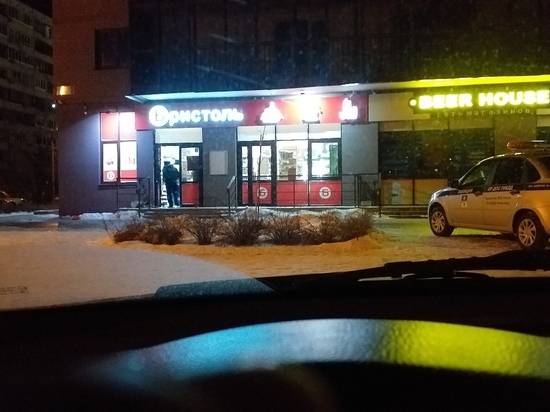 В Волжском грабителя алкомаркета задержали в магазине, пока он пил