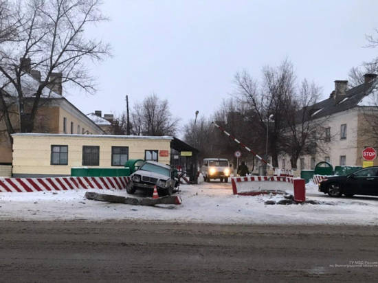 Под Волгоградом пьяный водитель на Merсedes-Benz влетел в бетонный блок КПП