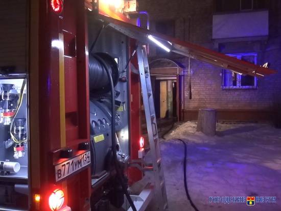 В Волгограде пожарные эвакуировали детей из задымленного дома при помощи автолестницы