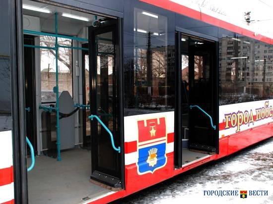 Из-за непогоды службы путей «Метроэлектротранса» очищают ото льда трамвайные остановки