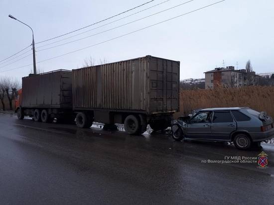 На юге Волгограда легковушка протаранила КамАЗ: троих увезли на скорой
