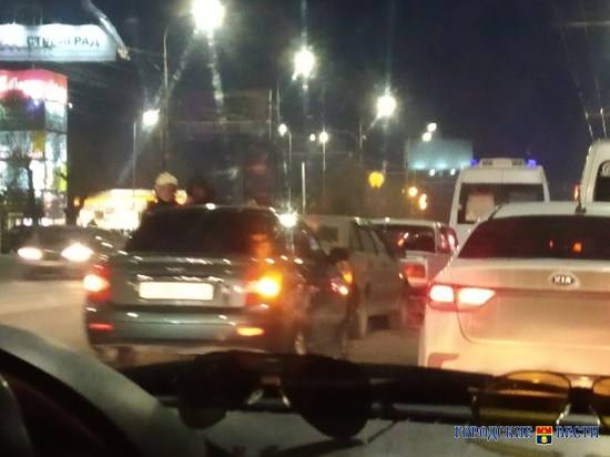 В Волгограде на Первой продольной в ДТП попали три легковушки