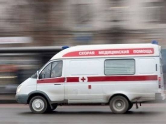 В Астрахани маршрутка протаранила две иномарки и врезалась в стол: трое пострадавших