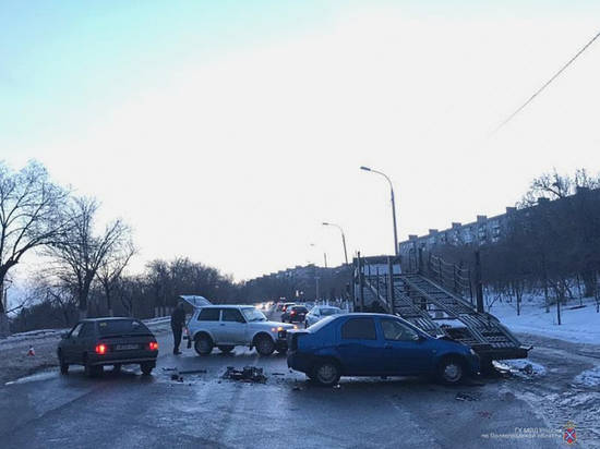 В Волгограде в ДТП «Логан» от удара с ВАЗом отлетел в тягач