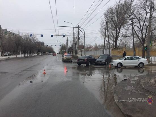 Двое детей пострадали в столкновении трех машин на западе Волгограда